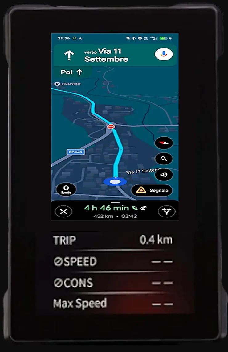 La fotografia del display della moto con il navigatore del telefono